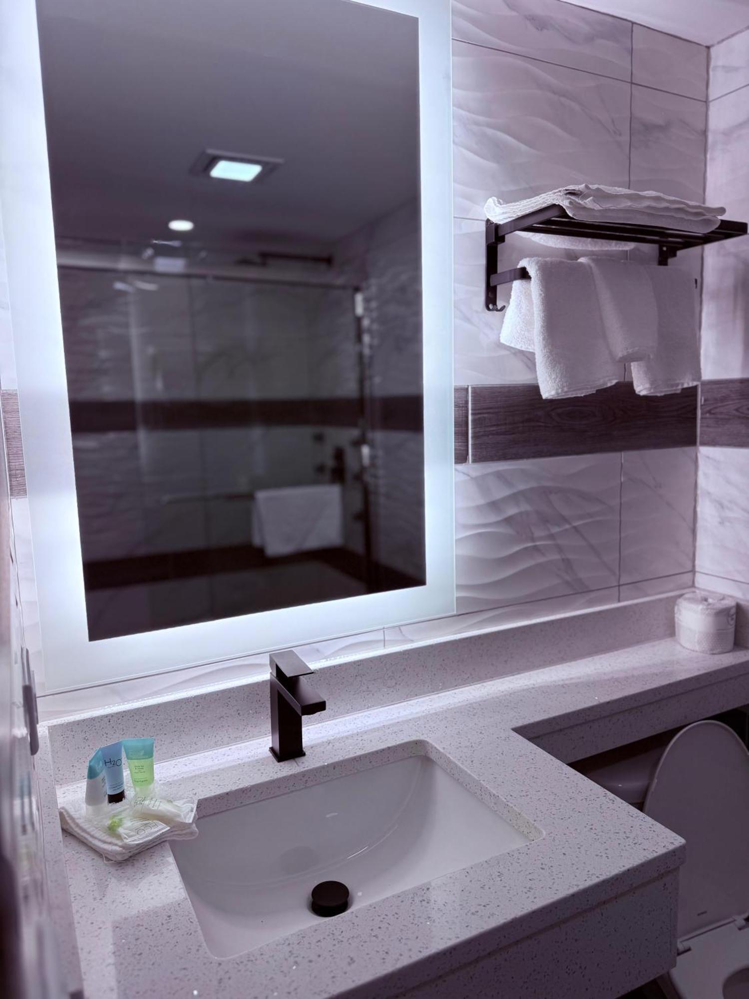 The Vine Hotel Bronx New Ню Йорк Екстериор снимка